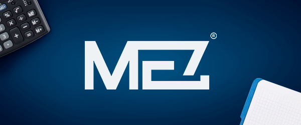 Portada de proyecto MEZ, logotipo del despacho contable, calculadora y cuaderno sobre fondo azul